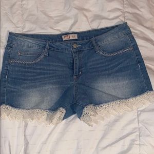 L.E.I Ashley low rise shorts